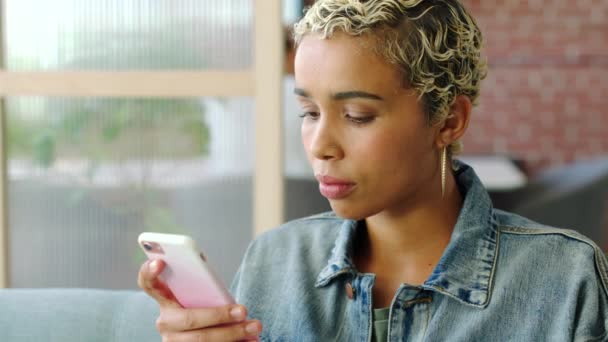 Sociala Medier Smartphone Och Kvinna Söker Internet Efter Innehållsidé Inspiration — Stockvideo
