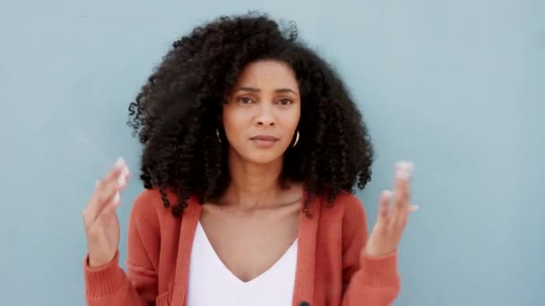 브라질의 여성은 영어를 이해하지 못합니다 불확실 손이나 손바닥 이모티콘을 배경에 — 비디오