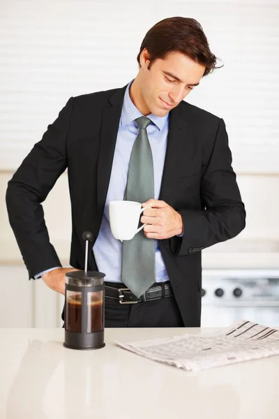Junger Mann Liest Zeitung Während Hause Kaffee Trinkt Führungskräfte Lesen — Stockfoto