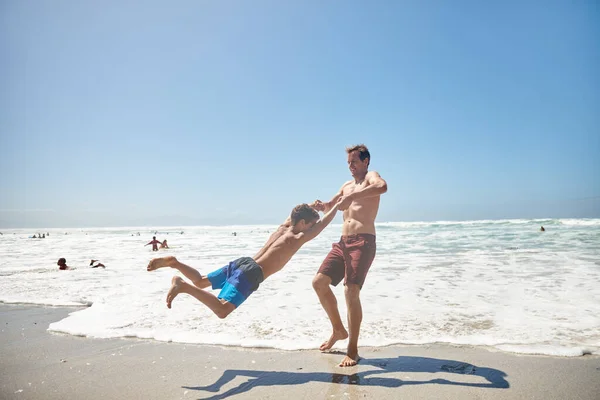 Zadawał Się Ojcem Ojciec Jego Syn Bawią Się Plaży — Zdjęcie stockowe