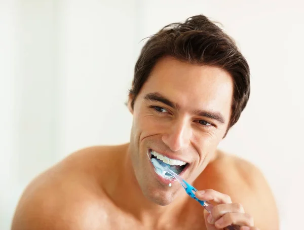 歯をブラッシングしている若い男の閉鎖 彼の歯を磨く幸せな若者の肖像画を閉じます きれいであることの行為 — ストック写真