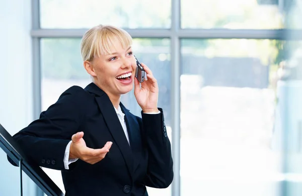 Discuter Amicalement Téléphone Femme Affaires Amicale Dans Les Escaliers Parlant — Photo