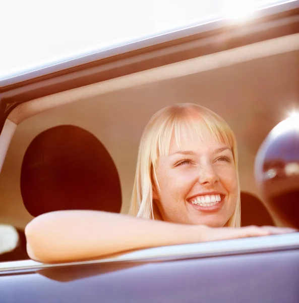 Blonde Frau Auto Die Lächelnd Wegschaut Lächelnde Blonde Frau Mit — Stockfoto