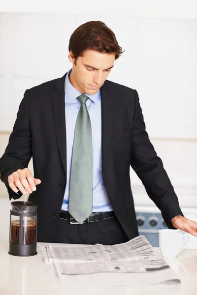 Homem Negócios Lendo Jornal Fazendo Café Cozinha Homem Negócios Inteligente — Fotografia de Stock