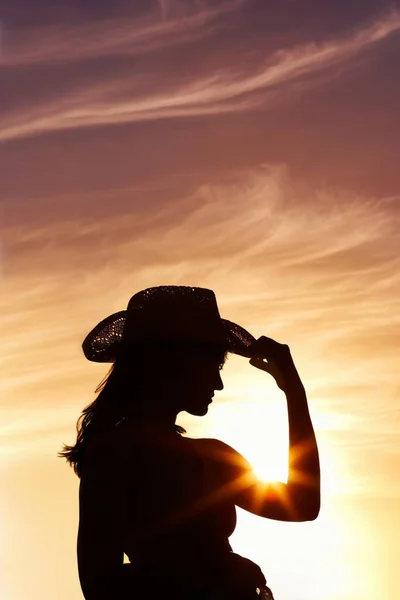 美しい夕日に対してわら帽子をかぶっている女性 美しい夕日に対してわら帽子をかぶって魅力的な女性 — ストック写真