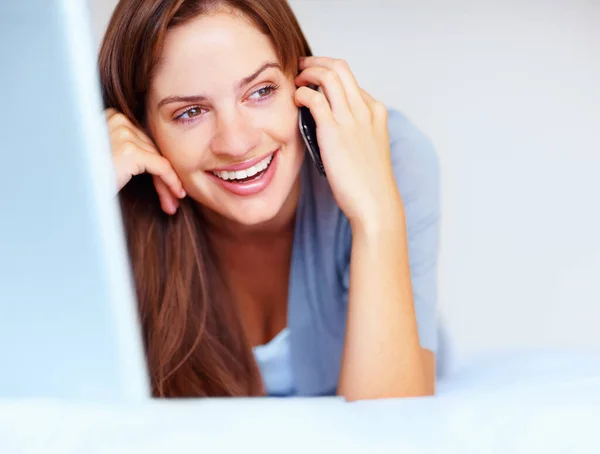 Glückliche Junge Frau Die Auf Dem Bett Handy Spricht Lächelnde — Stockfoto
