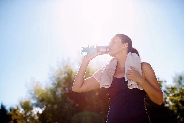 Having Some Good Old H2O Her Workout Attractive Woman Drinking — Stock Photo, Image