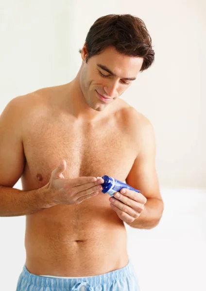 Hombre Guapo Exprimiendo Crema Afeitar Sus Dedos Retrato Joven Guapo — Foto de Stock