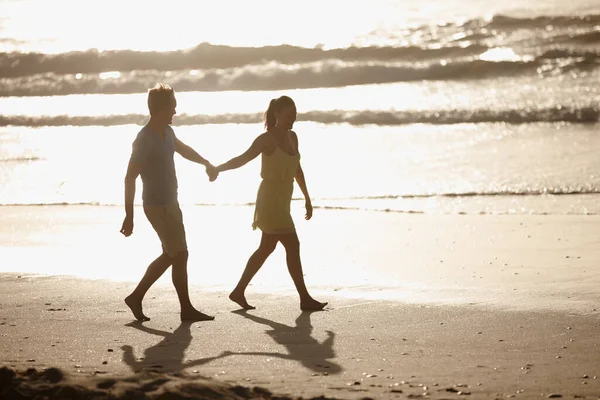 Ils Profitent Longues Promenades Sur Plage Couple Affectueux Marchant Sur — Photo