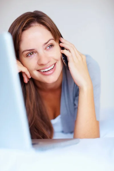 Woman Speaking Cellphone Bed Lying Front Laptop Pretty Young Female — Stock Photo, Image