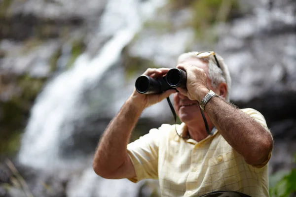 Esplorare Paesaggio Uomo Anziano Guardando Paesaggio Con Binocolo — Foto Stock