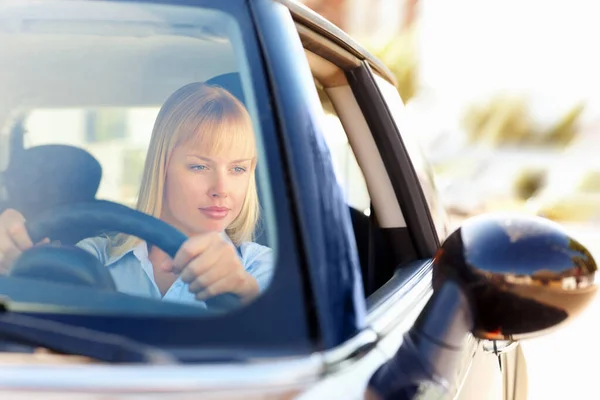 Kobieta Patrząca Lusterko Boczne Podczas Jazdy Samochodem Blondynka Prowadzi Samochód — Zdjęcie stockowe