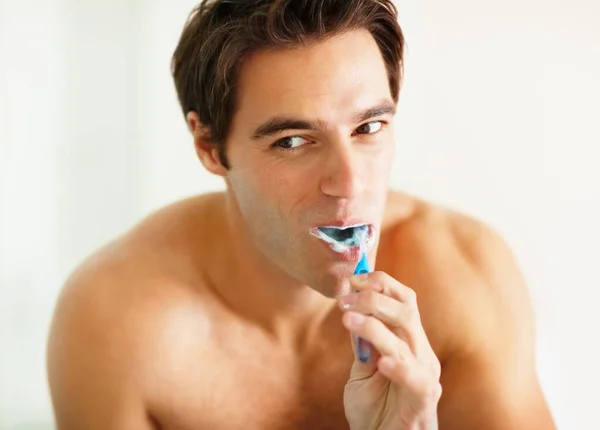 ハンサムな若い男が歯をブラッシング 歯を磨く若い男性の肖像画 — ストック写真