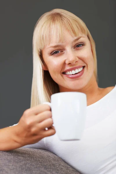 Mulher Sorrindo Com Xícara Café Fechar Mulher Muito Jovem Segurando — Fotografia de Stock