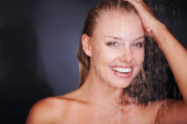 Šťastná Žena Sprchuje Tmavém Pozadí Portrét Usmívající Mladé Ženy Sprchovým — Stock fotografie