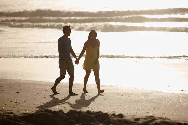 Ein Romantischer Spaziergang Strand Ein Liebevolles Paar Das Strand Spaziert — Stockfoto