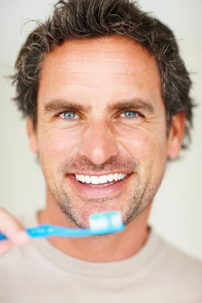 Человек Чистит Зубы Крупный План Зрелого Мужчины Держащего Зубную Щетку — стоковое фото