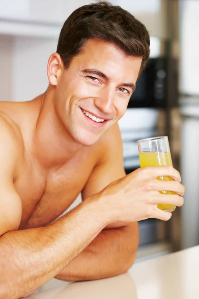 健康的な朝食で完璧な体を構築します 筋肉質の男が朝食を食べて — ストック写真