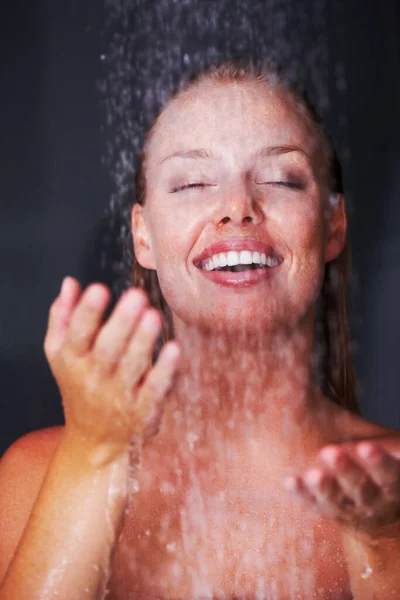Duşun Altında Banyo Yapan Güzel Bir Genç Bayan Duşun Altında — Stok fotoğraf