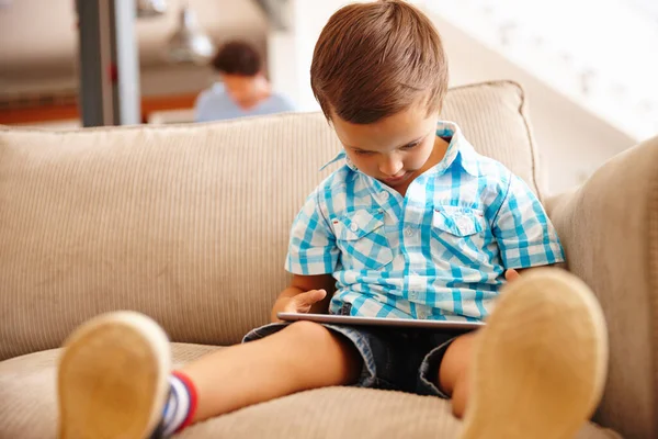 Kis Zseni Imád Dolgokat Tanulni Egy Kisfiú Digitális Tabletet Használ — Stock Fotó