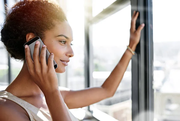 Büyük Müşterileriyle Iletişim Kuruyor Ofis Penceresinin Önünde Cep Telefonuyla Konuşan — Stok fotoğraf