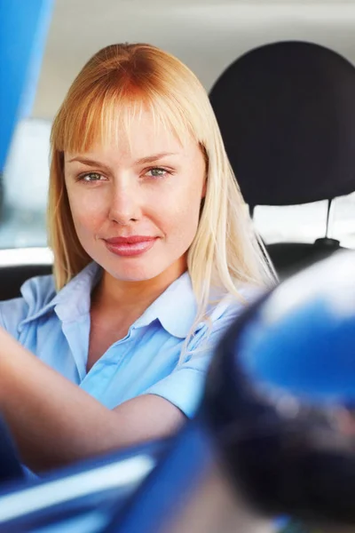 Schöne Junge Blonde Frau Auto Porträt Einer Hübschen Blonden Autofahrerin — Stockfoto