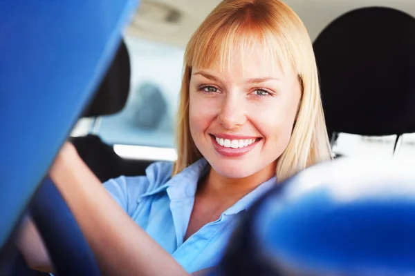 Słodka Blondynka Przednim Siedzeniu Prowadząca Samochód Zbliżenie Szczęśliwej Młodej Kobiety — Zdjęcie stockowe