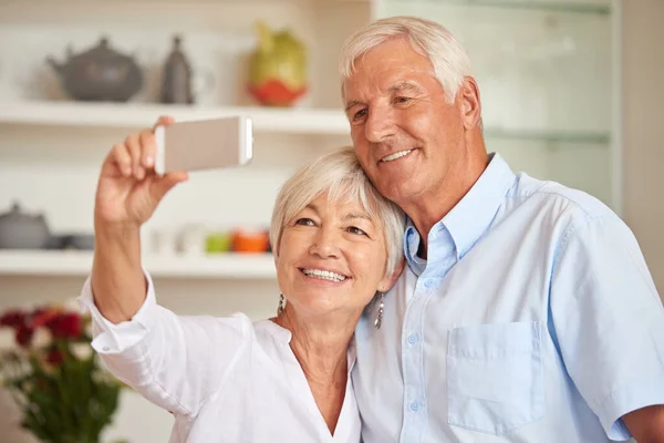 Sto Abituando Questo Selfie Una Coppia Anziana Che Selfie Con — Foto Stock
