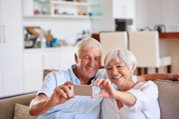Wyślijmy Naszym Dzieciom Para Seniorów Robi Sobie Selfie Telefonem Komórkowym — Zdjęcie stockowe