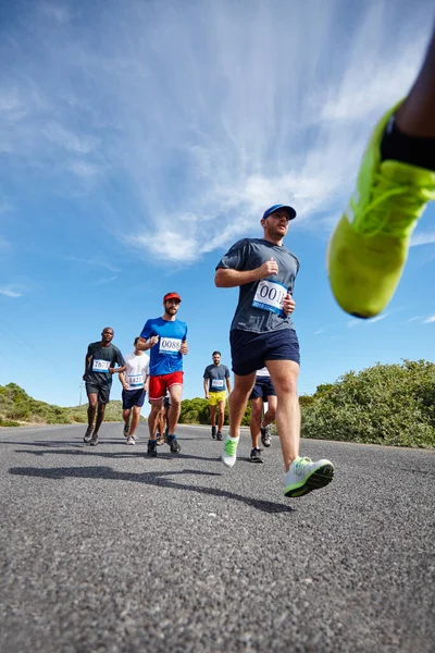 Race Ervoor Low Angle Shot Van Een Groep Jonge Mannen — Stockfoto