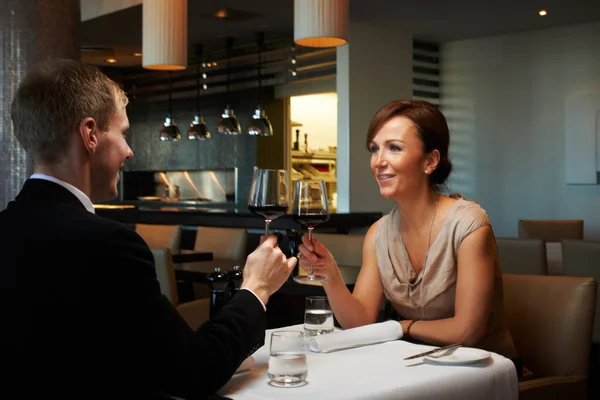 Brindando Por Matrimonio Una Pareja Cenando Restaurante — Foto de Stock