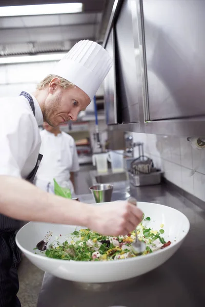 Förbereder Förrätten Kockar Förbereda Måltid Service Ett Professionellt Kök — Stockfoto