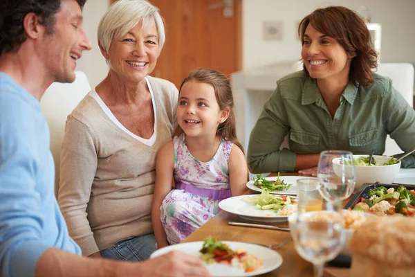 愛と昼食 多世代の家族が昼食を共にし — ストック写真