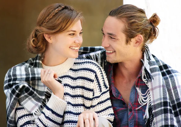 Amor Jovem Jovem Casal Envolto Cobertor Juntos — Fotografia de Stock