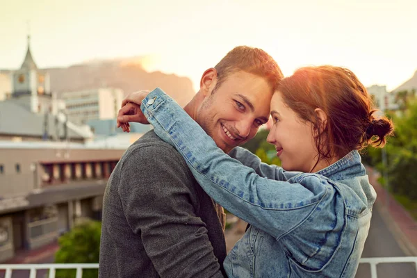 Sou Sortudo Jovem Casal Feliz Desfrutando Momento Romântico Cidade — Fotografia de Stock