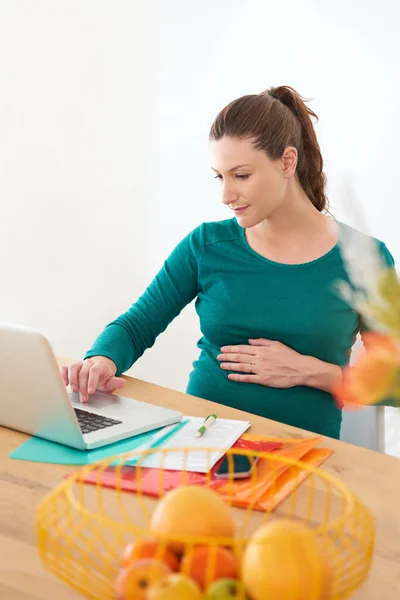 Çevrimiçi Araştırma Yoluyla Bebeğinin Gelişine Hazırlanıyor Evde Bilgisayarını Kullanan Hamile — Stok fotoğraf