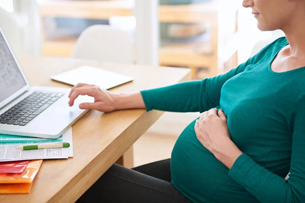 Nternetten Ebeveyn Tavsiyesi Topluyorum Evde Bilgisayarını Kullanan Hamile Bir Kadın — Stok fotoğraf