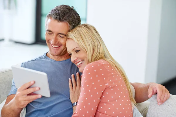 Zadowoleni Innym Towarzystwie Dojrzała Para Relaksująca Się Tabletem Cyfrowym Domu — Zdjęcie stockowe