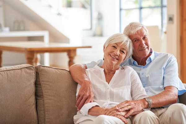 Llenamos Nuestro Hogar Tanta Felicidad Una Feliz Pareja Ancianos Casa —  Fotos de Stock