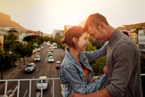 Encanta Todo Sobre Una Feliz Pareja Joven Disfrutando Momento Romántico —  Fotos de Stock