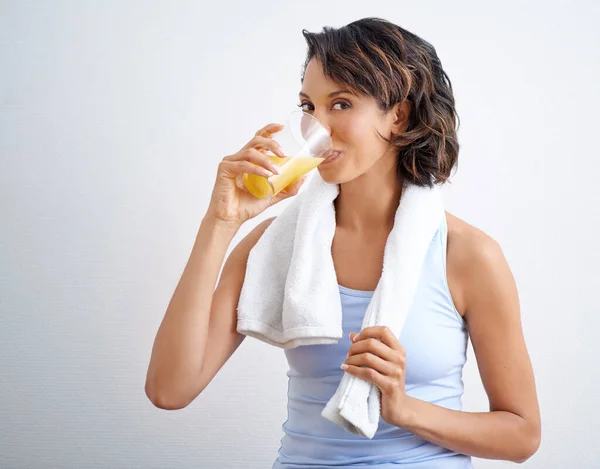 Disfrutar Una Bebida Refrescante Después Entrenamiento Refrescante Una Hermosa Joven — Foto de Stock