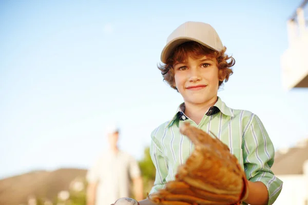 Hra Začíná Oříznutý Portrét Mladého Chlapce Hrající Baseball Dvoře Svým — Stock fotografie