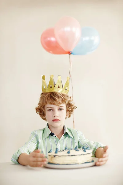 Kral Varlığınızı Istiyor Doğum Günü Pastasıyla Masada Oturan Sevimli Küçük — Stok fotoğraf