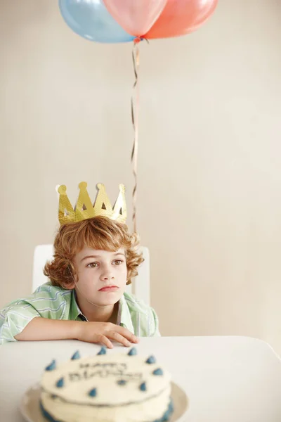 Ben Büyümek Istemiyorsam Doğum Günü Pastasıyla Masada Otururken Mutsuz Görünen — Stok fotoğraf