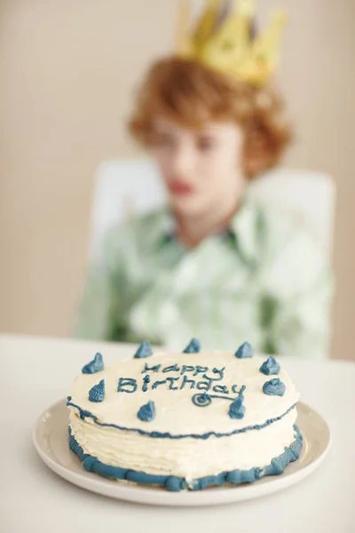 Pasta Kendi Kendini Yemez Arka Planda Bir Çocuğun Oturduğu Lezzetli — Stok fotoğraf