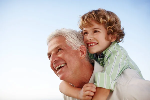 Hij Houdt Van Zijn Opa Een Jonge Jongen Krijgen Piggybacked — Stockfoto