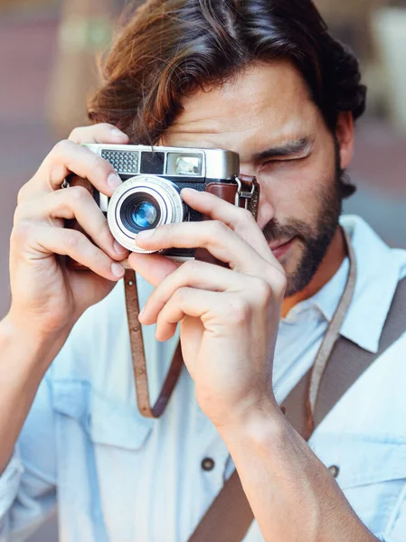 Günleri Hatırlamıyoruz Anları Hatırlıyoruz Kamerasını Tutan Yakışıklı Genç Bir Turist — Stok fotoğraf