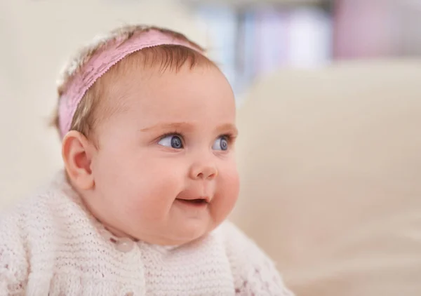 Nieuwsgierig Kleintje Een Schattige Baby Meisje Zoek Naar Kant — Stockfoto