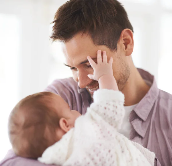 Een Tedere Aanraking Een Schattig Baby Meisje Aanraken Haar Vaders — Stockfoto