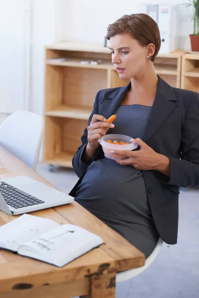 Podlehnout Těhotenským Touhám Hezká Těhotná Podnikatelka Uspokojující Touhu Při Pohledu — Stock fotografie